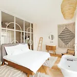Luxury Apartment, Bathtub View To The Main Square