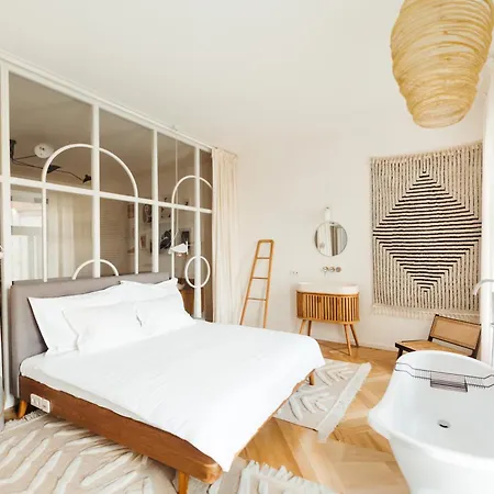 Luxury Apartment, Bathtub View To The Main Square