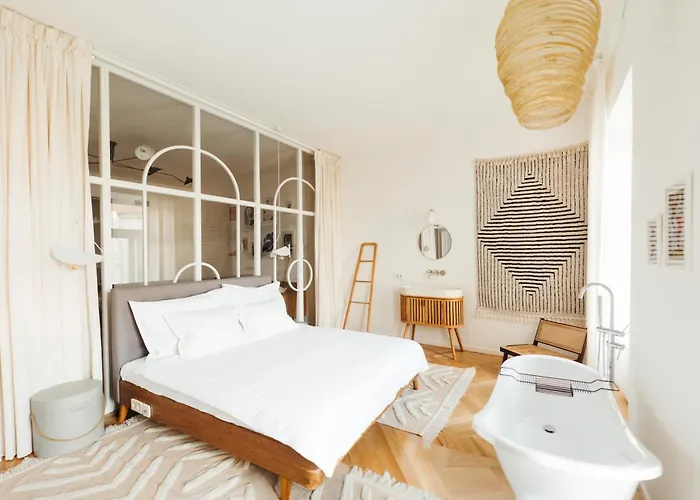 Luxury Apartment, Bathtub View To The Main Square